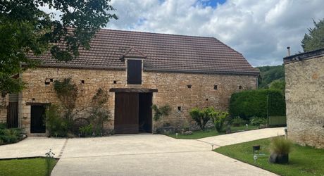  En Périgord Noir, proche de Montignac-Lascaux et située en bord de Vézère, propriété ancienne rénovée avec goût et matériaux de qualité. Très belle grange, cuisine d’été et terrasse couverte, piscine chauffée.

