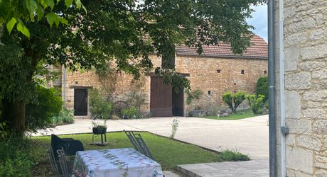  En Périgord Noir, proche de Montignac-Lascaux et située en bord de Vézère, propriété ancienne rénovée avec goût et matériaux de qualité. Très belle grange, cuisine d’été et terrasse couverte, piscine chauffée.

