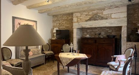  En Périgord Noir, proche de Montignac-Lascaux et située en bord de Vézère, propriété ancienne rénovée avec goût et matériaux de qualité. Très belle grange, cuisine d’été et terrasse couverte, piscine chauffée.

