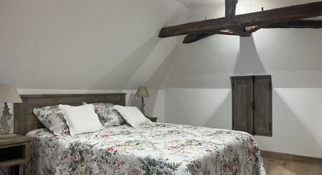  En Périgord Noir, proche de Montignac-Lascaux et située en bord de Vézère, propriété ancienne rénovée avec goût et matériaux de qualité. Très belle grange, cuisine d’été et terrasse couverte, piscine chauffée.

