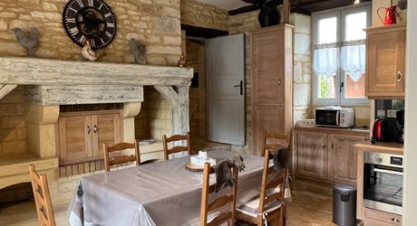  En Périgord Noir, proche de Montignac-Lascaux et située en bord de Vézère, propriété ancienne rénovée avec goût et matériaux de qualité. Très belle grange, cuisine d’été et terrasse couverte, piscine chauffée.

