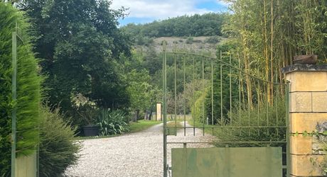  En Périgord Noir, proche de Montignac-Lascaux et située en bord de Vézère, propriété ancienne rénovée avec goût et matériaux de qualité. Très belle grange, cuisine d’été et terrasse couverte, piscine chauffée.

