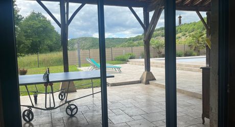  En Périgord Noir, proche de Montignac-Lascaux et située en bord de Vézère, propriété ancienne rénovée avec goût et matériaux de qualité. Très belle grange, cuisine d’été et terrasse couverte, piscine chauffée.

