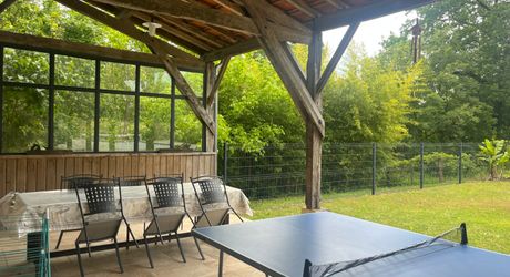  En Périgord Noir, proche de Montignac-Lascaux et située en bord de Vézère, propriété ancienne rénovée avec goût et matériaux de qualité. Très belle grange, cuisine d’été et terrasse couverte, piscine chauffée.

