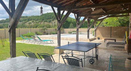  En Périgord Noir, proche de Montignac-Lascaux et située en bord de Vézère, propriété ancienne rénovée avec goût et matériaux de qualité. Très belle grange, cuisine d’été et terrasse couverte, piscine chauffée.

