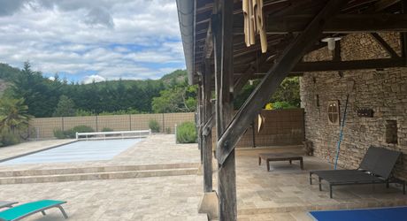  En Périgord Noir, proche de Montignac-Lascaux et située en bord de Vézère, propriété ancienne rénovée avec goût et matériaux de qualité. Très belle grange, cuisine d’été et terrasse couverte, piscine chauffée.

