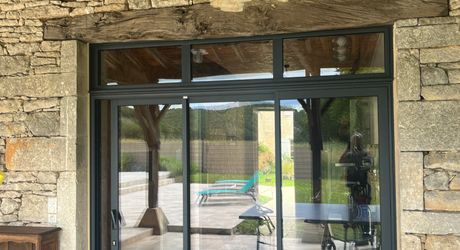  En Périgord Noir, proche de Montignac-Lascaux et située en bord de Vézère, propriété ancienne rénovée avec goût et matériaux de qualité. Très belle grange, cuisine d’été et terrasse couverte, piscine chauffée.

