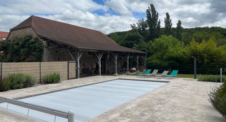  En Périgord Noir, proche de Montignac-Lascaux et située en bord de Vézère, propriété ancienne rénovée avec goût et matériaux de qualité. Très belle grange, cuisine d’été et terrasse couverte, piscine chauffée.

