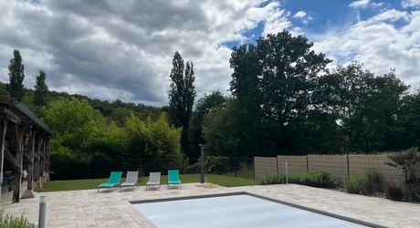  En Périgord Noir, proche de Montignac-Lascaux et située en bord de Vézère, propriété ancienne rénovée avec goût et matériaux de qualité. Très belle grange, cuisine d’été et terrasse couverte, piscine chauffée.

