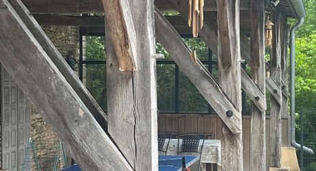  En Périgord Noir, proche de Montignac-Lascaux et située en bord de Vézère, propriété ancienne rénovée avec goût et matériaux de qualité. Très belle grange, cuisine d’été et terrasse couverte, piscine chauffée.

