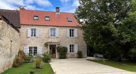  En Périgord Noir, proche de Montignac-Lascaux et située en bord de Vézère, propriété ancienne rénovée avec goût et matériaux de qualité. Très belle grange, cuisine d’été et terrasse couverte, piscine chauffée.

