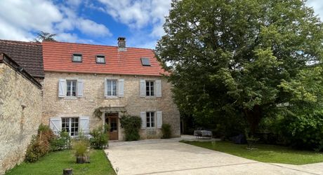 En Périgord Noir, proche de Montignac-Lascaux et située en bord de Vézère, propriété ancienne rénovée avec goût et matériaux de qualité. Très belle grange, cuisine d’été et terrasse couverte, piscine chauffée.

