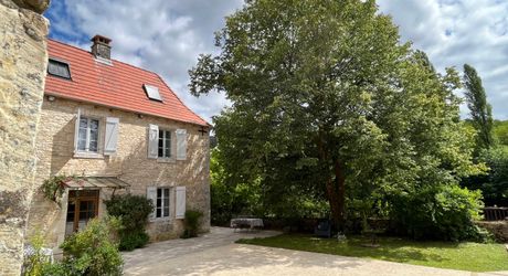  En Périgord Noir, proche de Montignac-Lascaux et située en bord de Vézère, propriété ancienne rénovée avec goût et matériaux de qualité. Très belle grange, cuisine d’été et terrasse couverte, piscine chauffée.

