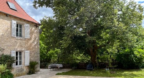  En Périgord Noir, proche de Montignac-Lascaux et située en bord de Vézère, propriété ancienne rénovée avec goût et matériaux de qualité. Très belle grange, cuisine d’été et terrasse couverte, piscine chauffée.

