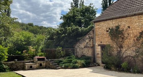  En Périgord Noir, proche de Montignac-Lascaux et située en bord de Vézère, propriété ancienne rénovée avec goût et matériaux de qualité. Très belle grange, cuisine d’été et terrasse couverte, piscine chauffée.

