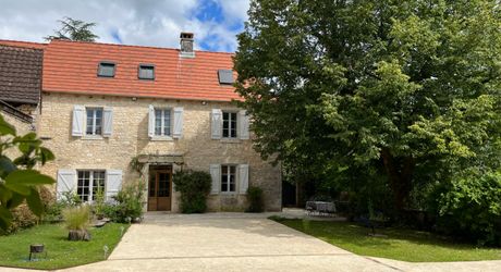  En Périgord Noir, proche de Montignac-Lascaux et située en bord de Vézère, propriété ancienne rénovée avec goût et matériaux de qualité. Très belle grange, cuisine d’été et terrasse couverte, piscine chauffée.

