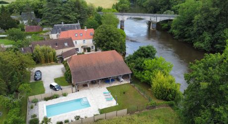  En Périgord Noir, proche de Montignac-Lascaux et située en bord de Vézère, propriété ancienne rénovée avec goût et matériaux de qualité. Très belle grange, cuisine d’été et terrasse couverte, piscine chauffée.

