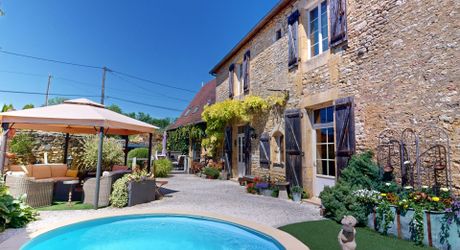 En Périgord Noir,  très belle maison de caractère avec piscine entièrement rénovée, située dans un hameau entre Montignac-Lascaux et Sarlat.