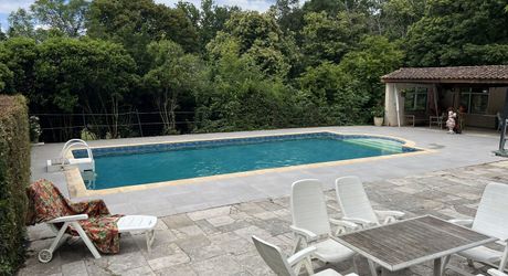 En Périgord Noir , entre Périgueux et Brive à 20 minutes de Montignac, propriété sur 3ha3 de terrain arboré avec une maison principale d'habitation, un gîte, une piscine et un petit étang. A voir!