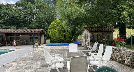 En Périgord Noir , entre Périgueux et Brive à 20 minutes de Montignac, propriété sur 3ha3 de terrain arboré avec une maison principale d'habitation, un gîte, une piscine et un petit étang. A voir!