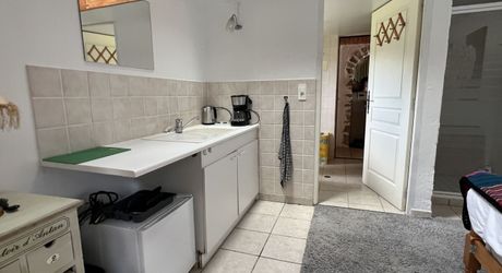 En Périgord Noir , entre Périgueux et Brive à 20 minutes de Montignac, propriété sur 3ha3 de terrain arboré avec une maison principale d'habitation, un gîte, une piscine et un petit étang. A voir!