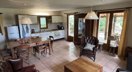 En Périgord Noir , entre Périgueux et Brive à 20 minutes de Montignac, propriété sur 3ha3 de terrain arboré avec une maison principale d'habitation, un gîte, une piscine et un petit étang. A voir!