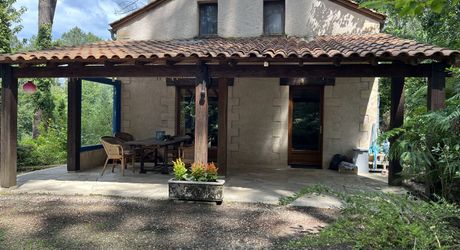 En Périgord Noir , entre Périgueux et Brive à 20 minutes de Montignac, propriété sur 3ha3 de terrain arboré avec une maison principale d'habitation, un gîte, une piscine et un petit étang. A voir!