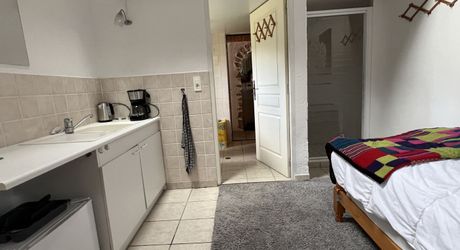 En Périgord Noir , entre Périgueux et Brive à 20 minutes de Montignac, propriété sur 3ha3 de terrain arboré avec une maison principale d'habitation, un gîte, une piscine et un petit étang. A voir!