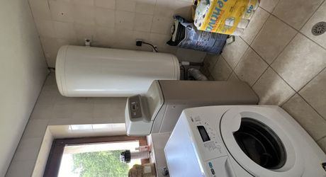 En Périgord Noir , entre Périgueux et Brive à 20 minutes de Montignac, propriété sur 3ha3 de terrain arboré avec une maison principale d'habitation, un gîte, une piscine et un petit étang. A voir!