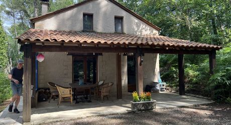 En Périgord Noir , entre Périgueux et Brive à 20 minutes de Montignac, propriété sur 3ha3 de terrain arboré avec une maison principale d'habitation, un gîte, une piscine et un petit étang. A voir!