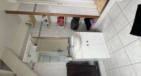 En Périgord Noir , entre Périgueux et Brive à 20 minutes de Montignac, propriété sur 3ha3 de terrain arboré avec une maison principale d'habitation, un gîte, une piscine et un petit étang. A voir!