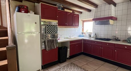 En Périgord Noir , entre Périgueux et Brive à 20 minutes de Montignac, propriété sur 3ha3 de terrain arboré avec une maison principale d'habitation, un gîte, une piscine et un petit étang. A voir!