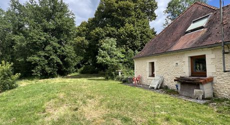 En Périgord Noir , entre Périgueux et Brive à 20 minutes de Montignac, propriété sur 3ha3 de terrain arboré avec une maison principale d'habitation, un gîte, une piscine et un petit étang. A voir!