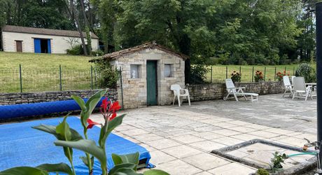 En Périgord Noir , entre Périgueux et Brive à 20 minutes de Montignac, propriété sur 3ha3 de terrain arboré avec une maison principale d'habitation, un gîte, une piscine et un petit étang. A voir!
