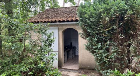 En Périgord Noir , entre Périgueux et Brive à 20 minutes de Montignac, propriété sur 3ha3 de terrain arboré avec une maison principale d'habitation, un gîte, une piscine et un petit étang. A voir!