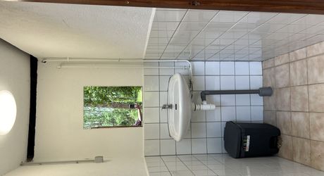 En Périgord Noir , entre Périgueux et Brive à 20 minutes de Montignac, propriété sur 3ha3 de terrain arboré avec une maison principale d'habitation, un gîte, une piscine et un petit étang. A voir!