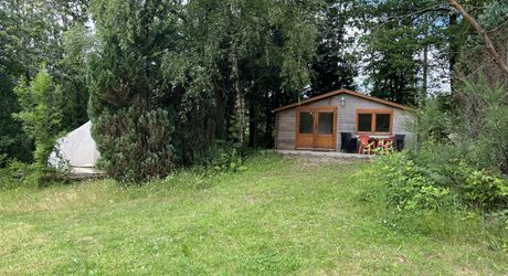 En Périgord Noir , entre Périgueux et Brive à 20 minutes de Montignac, propriété sur 3ha3 de terrain arboré avec une maison principale d'habitation, un gîte, une piscine et un petit étang. A voir!
