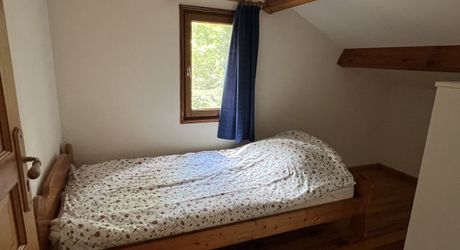 En Périgord Noir , entre Périgueux et Brive à 20 minutes de Montignac, propriété sur 3ha3 de terrain arboré avec une maison principale d'habitation, un gîte, une piscine et un petit étang. A voir!