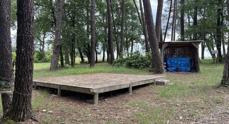 En Périgord Noir , entre Périgueux et Brive à 20 minutes de Montignac, propriété sur 3ha3 de terrain arboré avec une maison principale d'habitation, un gîte, une piscine et un petit étang. A voir!