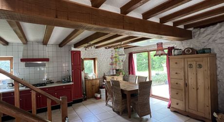 En Périgord Noir , entre Périgueux et Brive à 20 minutes de Montignac, propriété sur 3ha3 de terrain arboré avec une maison principale d'habitation, un gîte, une piscine et un petit étang. A voir!