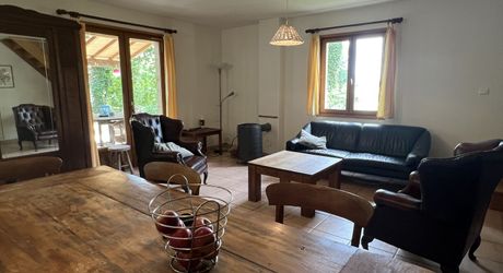 En Périgord Noir , entre Périgueux et Brive à 20 minutes de Montignac, propriété sur 3ha3 de terrain arboré avec une maison principale d'habitation, un gîte, une piscine et un petit étang. A voir!