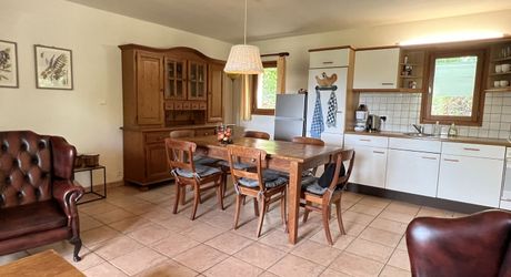 En Périgord Noir , entre Périgueux et Brive à 20 minutes de Montignac, propriété sur 3ha3 de terrain arboré avec une maison principale d'habitation, un gîte, une piscine et un petit étang. A voir!