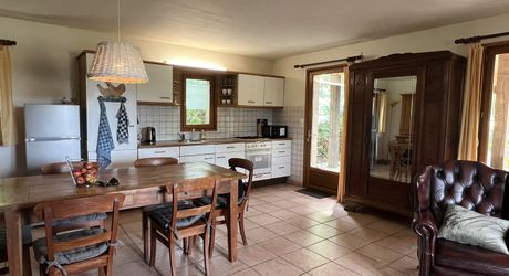 En Périgord Noir , entre Périgueux et Brive à 20 minutes de Montignac, propriété sur 3ha3 de terrain arboré avec une maison principale d'habitation, un gîte, une piscine et un petit étang. A voir!