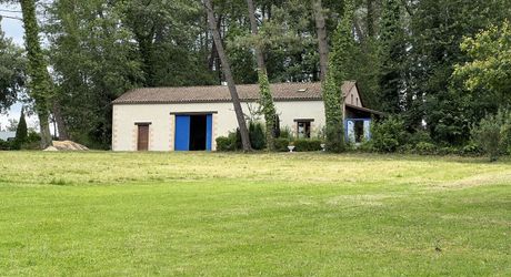 En Périgord Noir , entre Périgueux et Brive à 20 minutes de Montignac, propriété sur 3ha3 de terrain arboré avec une maison principale d'habitation, un gîte, une piscine et un petit étang. A voir!