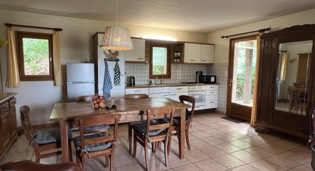 En Périgord Noir , entre Périgueux et Brive à 20 minutes de Montignac, propriété sur 3ha3 de terrain arboré avec une maison principale d'habitation, un gîte, une piscine et un petit étang. A voir!