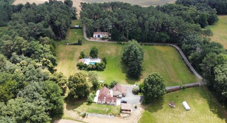 En Périgord Noir , entre Périgueux et Brive à 20 minutes de Montignac, propriété sur 3ha3 de terrain arboré avec une maison principale d'habitation, un gîte, une piscine et un petit étang. A voir!