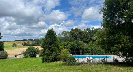 En Périgord Noir , entre Périgueux et Brive à 20 minutes de Montignac, propriété sur 3ha3 de terrain arboré avec une maison principale d'habitation, un gîte, une piscine et un petit étang. A voir!