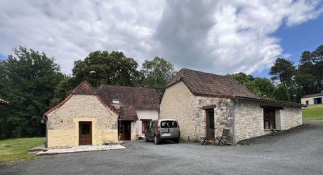 En Périgord Noir , entre Périgueux et Brive à 20 minutes de Montignac, propriété sur 3ha3 de terrain arboré avec une maison principale d'habitation, un gîte, une piscine et un petit étang. A voir!