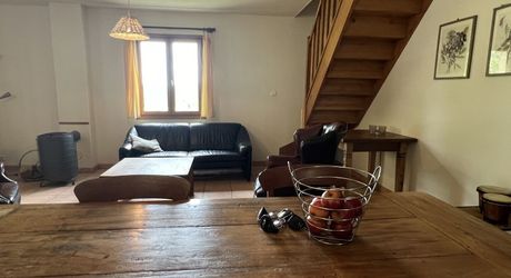 En Périgord Noir , entre Périgueux et Brive à 20 minutes de Montignac, propriété sur 3ha3 de terrain arboré avec une maison principale d'habitation, un gîte, une piscine et un petit étang. A voir!