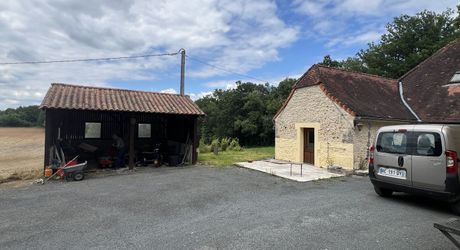 En Périgord Noir , entre Périgueux et Brive à 20 minutes de Montignac, propriété sur 3ha3 de terrain arboré avec une maison principale d'habitation, un gîte, une piscine et un petit étang. A voir!